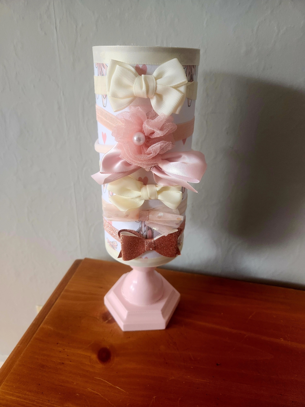 NWOT Baby Girl Bow Headband Holder with 6 Bows